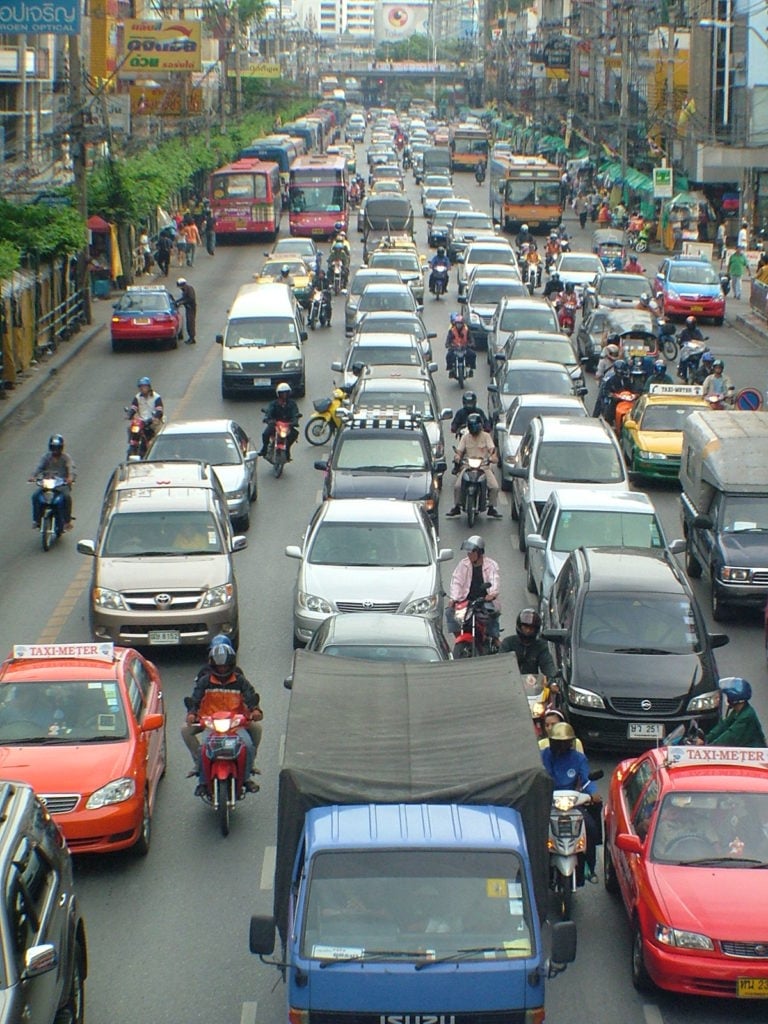 Enorme files in Bangkok, dan wil je direct beginnen met motorrijden.