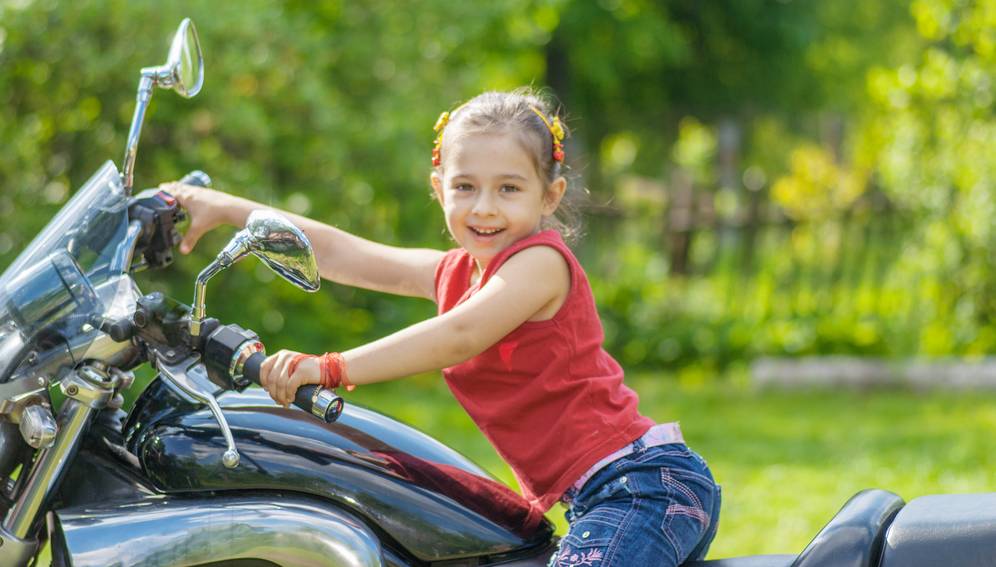 Laat een kind ook even op de motor zitten voor het gevoel. Later met de motor op de middenbok, kun je samen ook even bijvoorbeeld de signalen doornemen.