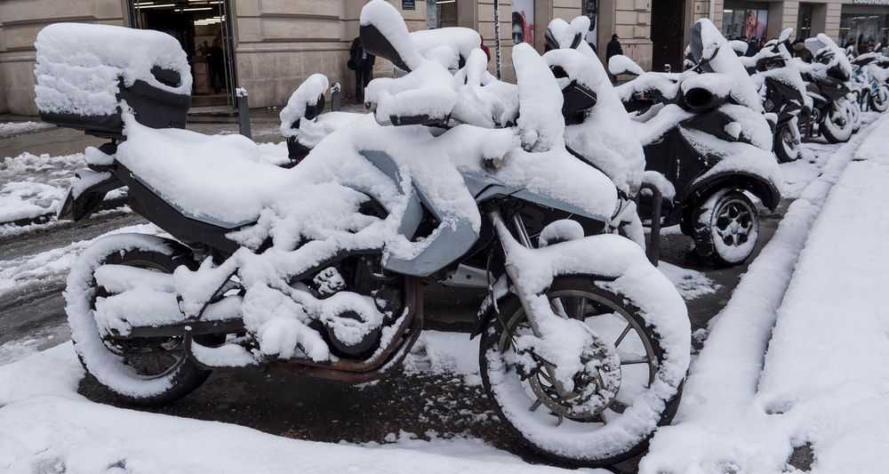 Motoren geparkeerd op een winterse dag in Parijs