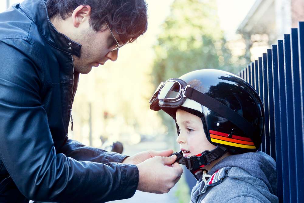 Een helm vastmaken is voor een klein kind niet makkelijk